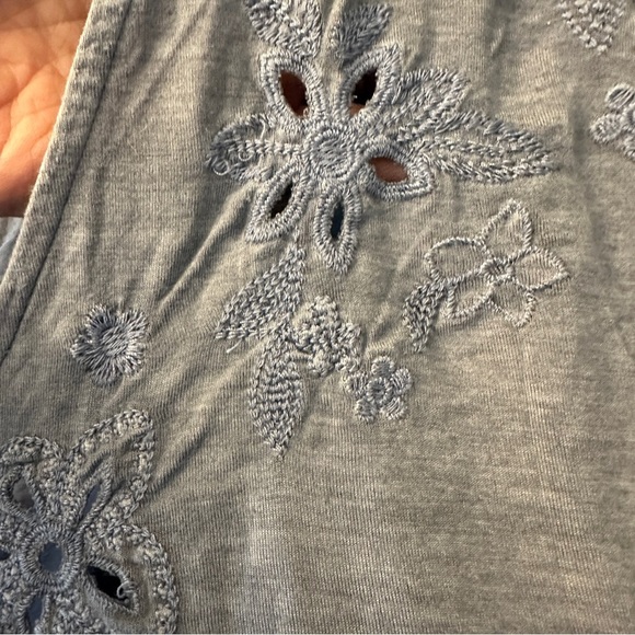 SOFT & SEXY American Eagle Outfitters embroidered flowers V neck M distressed - Picture 4 of 8
